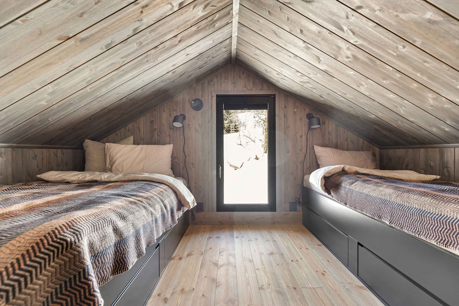 Hemsen har 2 gode rom med plass til familie og venner. Foto fra en tilsvarende hytte. Galleribilde