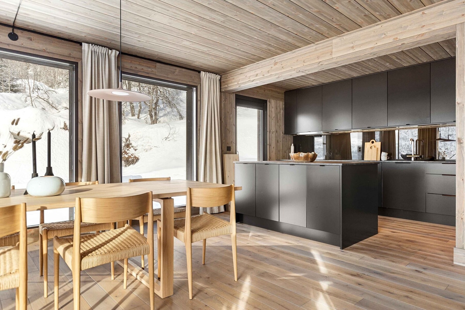 Koselig kjøkken og spisestue på hovedplan i hytta. Foto fra en tilsvarende hytte. Galleribilde