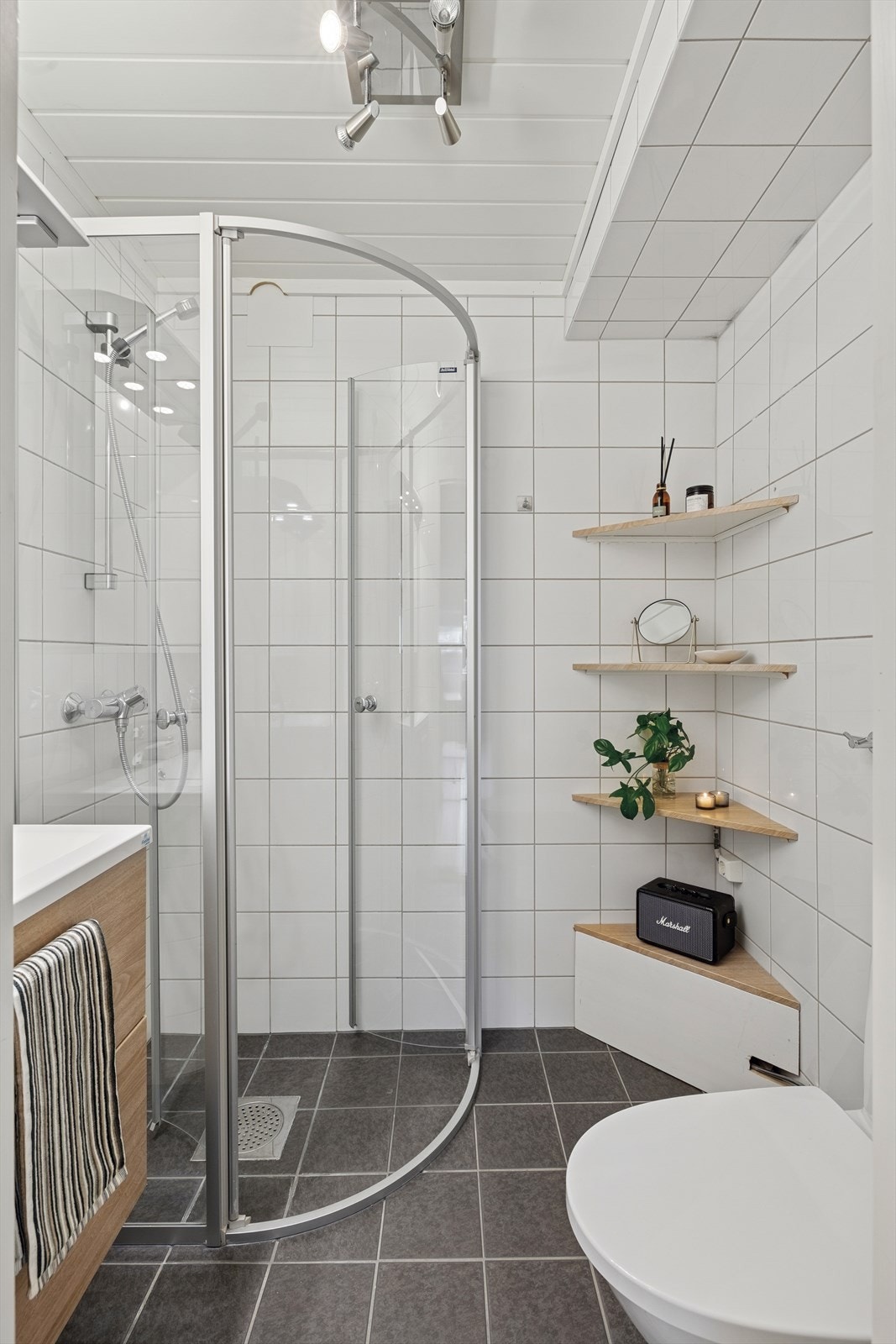 Pent flislagt bad/wc med varme i gulv. Galleribilde