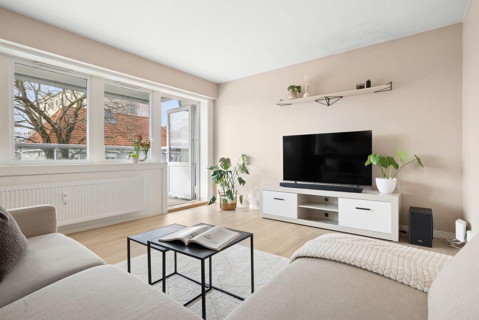 Stuen er lys og fin, og alle overflatene i leiligheten er pusset opp. Galleribilde