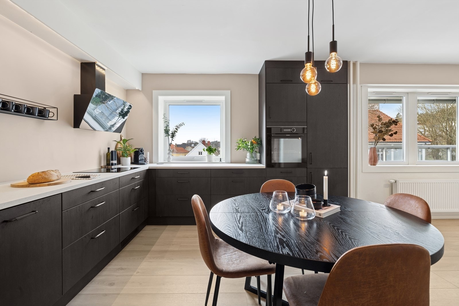 Dette er en pent oppusset leilighet i byggets 4. etasje, med heisadkomst. Galleribilde