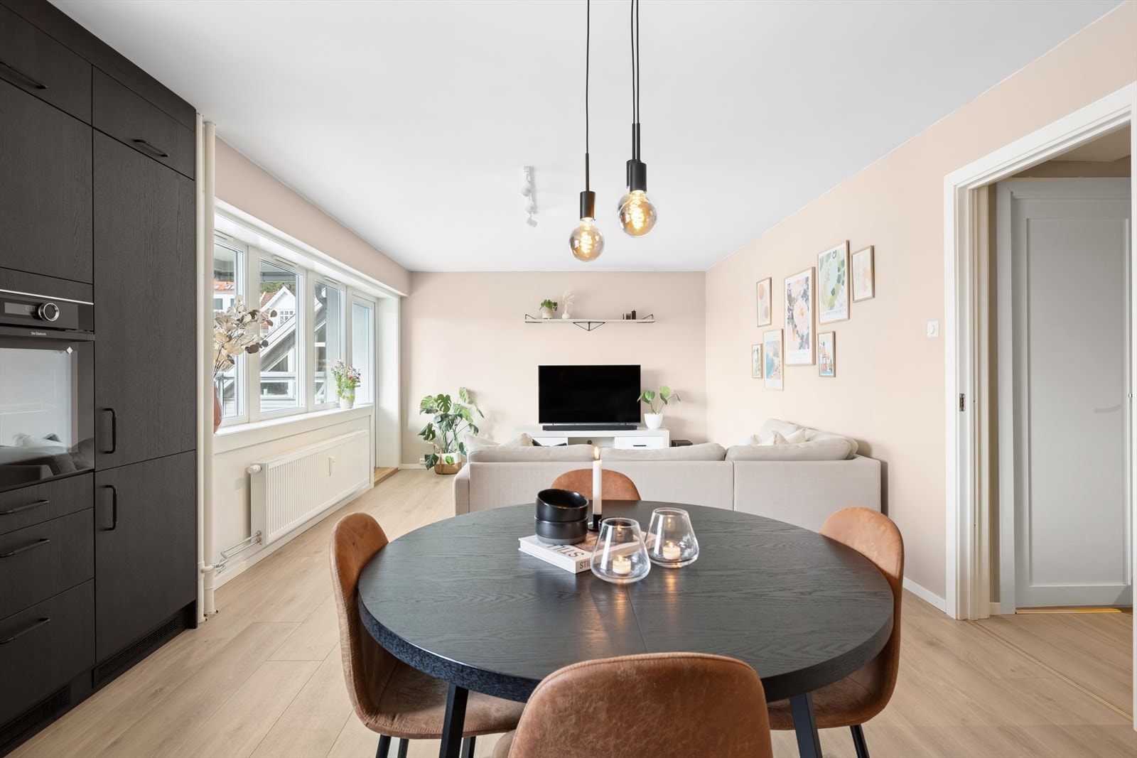 Åpen stue/kjøkken-løsning. Galleribilde