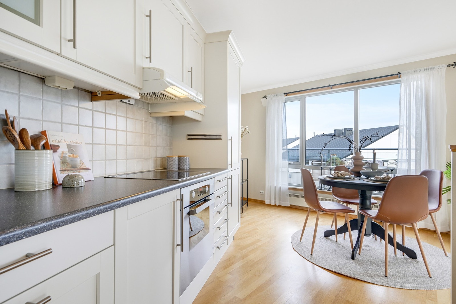 Det er god plass til spisebord i overgangen kjøkken/stuen Galleribilde