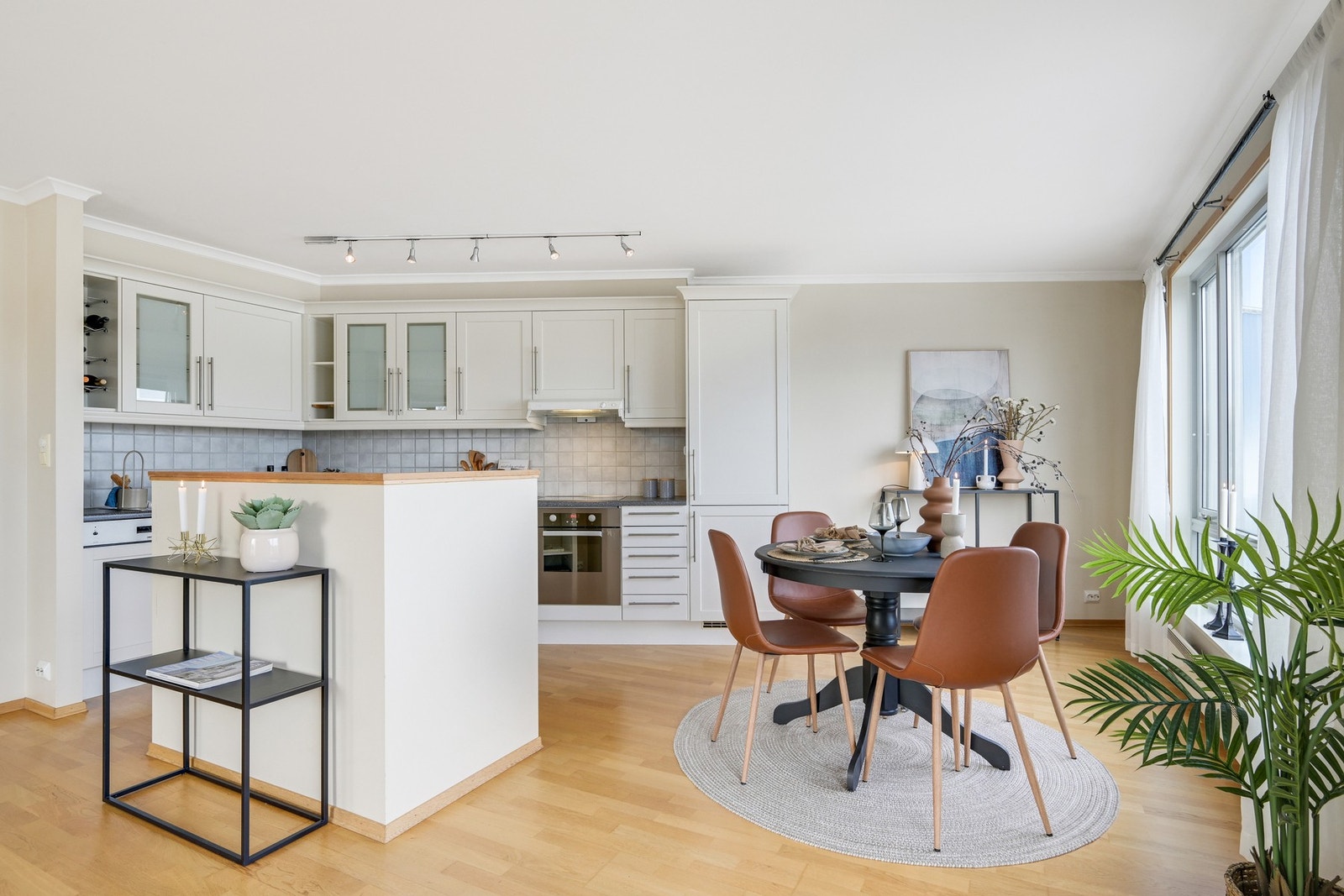 Lys og pen kjøkkeninnredning Galleribilde