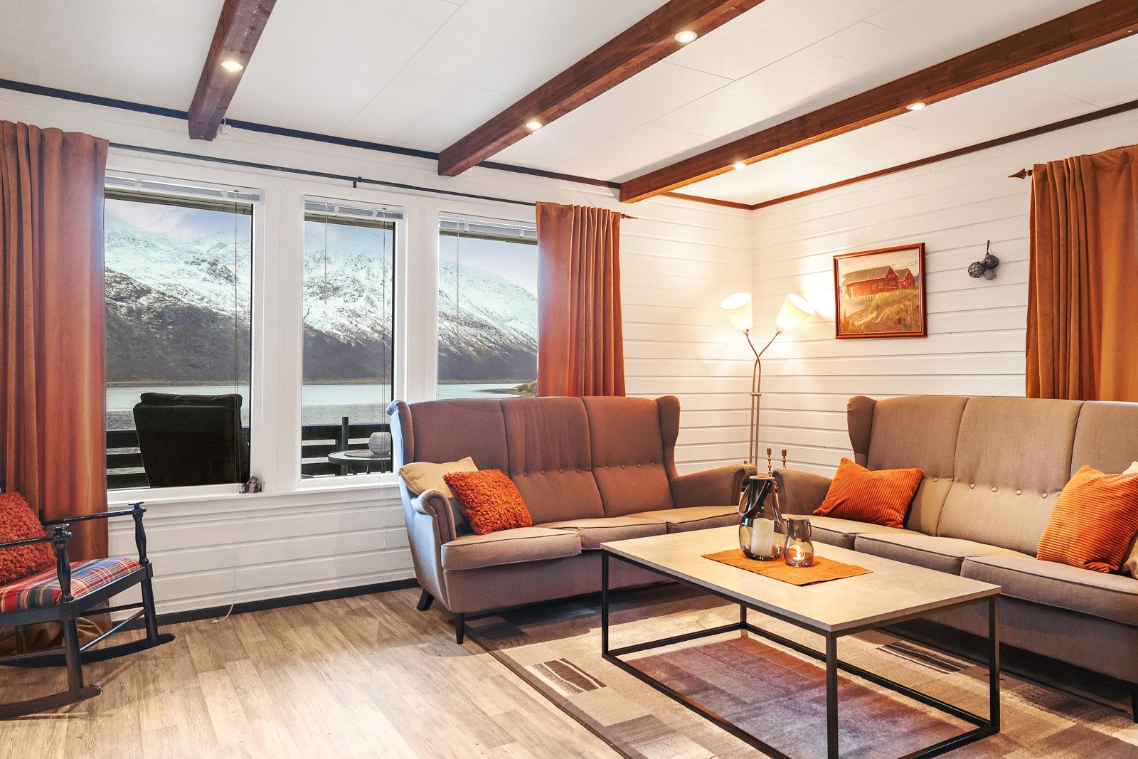 Stue med nydelig utsikt over Langfjorden Galleribilde