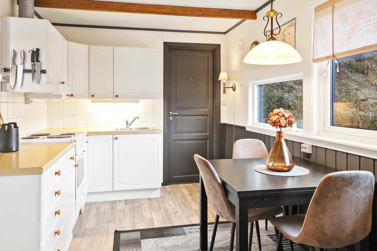 Kjøkken med spiseplass Galleribilde