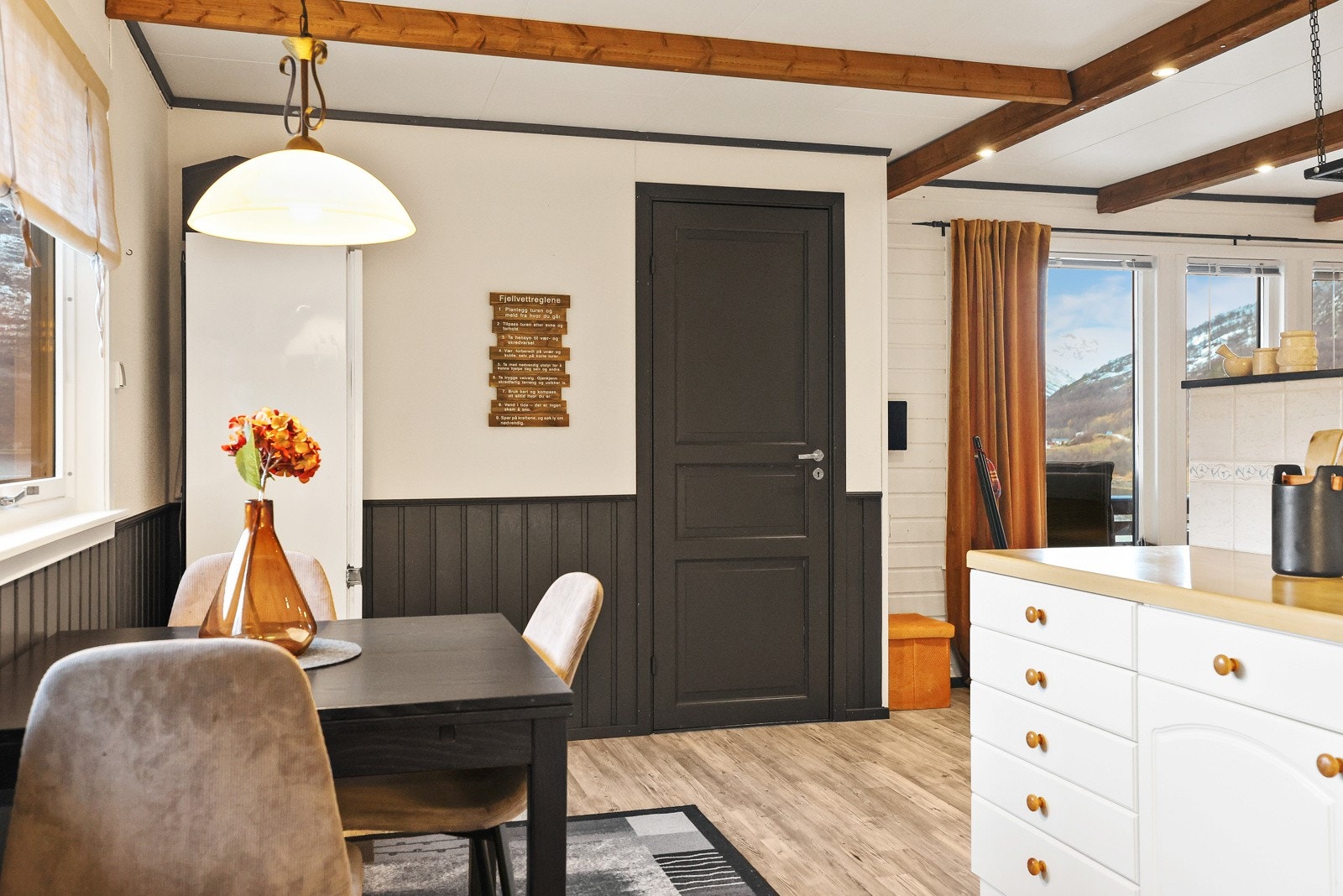 Kjøkken med spiseplass Galleribilde