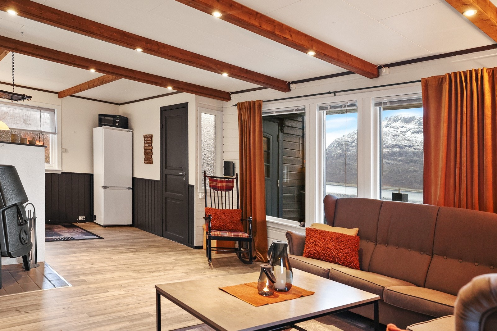 Stue sett mot kjøkken Galleribilde