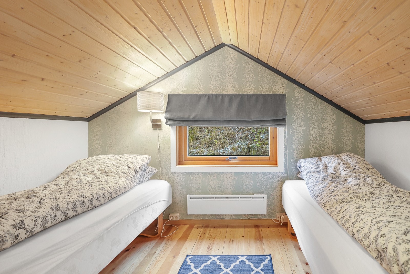 Dagens eiere har innredet et soverom med 2 sengeplasser på hemsen Galleribilde