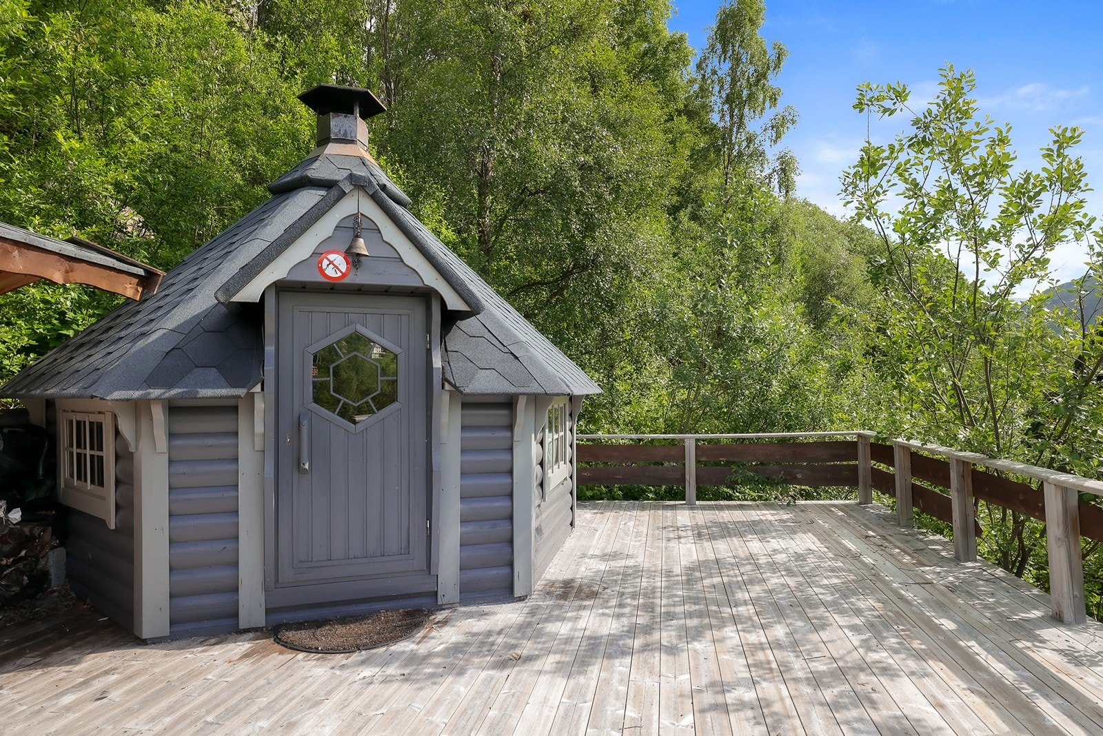 Grillhytte med egen platting rundt Galleribilde