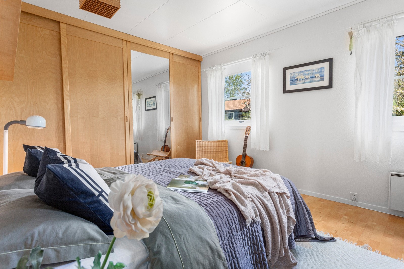 Det er tre soverom i boligen, to i 1. etasje og ett i underetasjen. Galleribilde