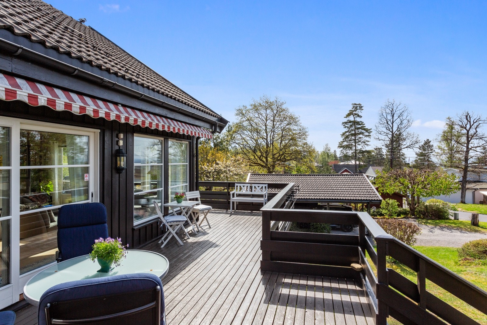 Fra stuen er det utgang til terrasse. Galleribilde