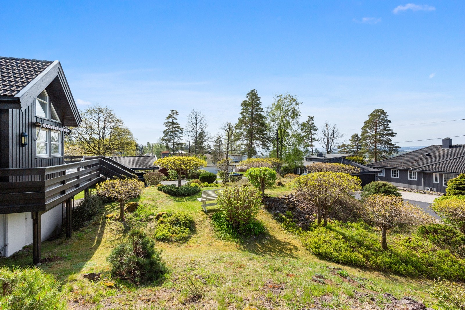 Eiendommen ligger på en kultivert naturtomt, der plenen er anlagt mellom fjell, busker og majestetiske furutrær. Galleribilde