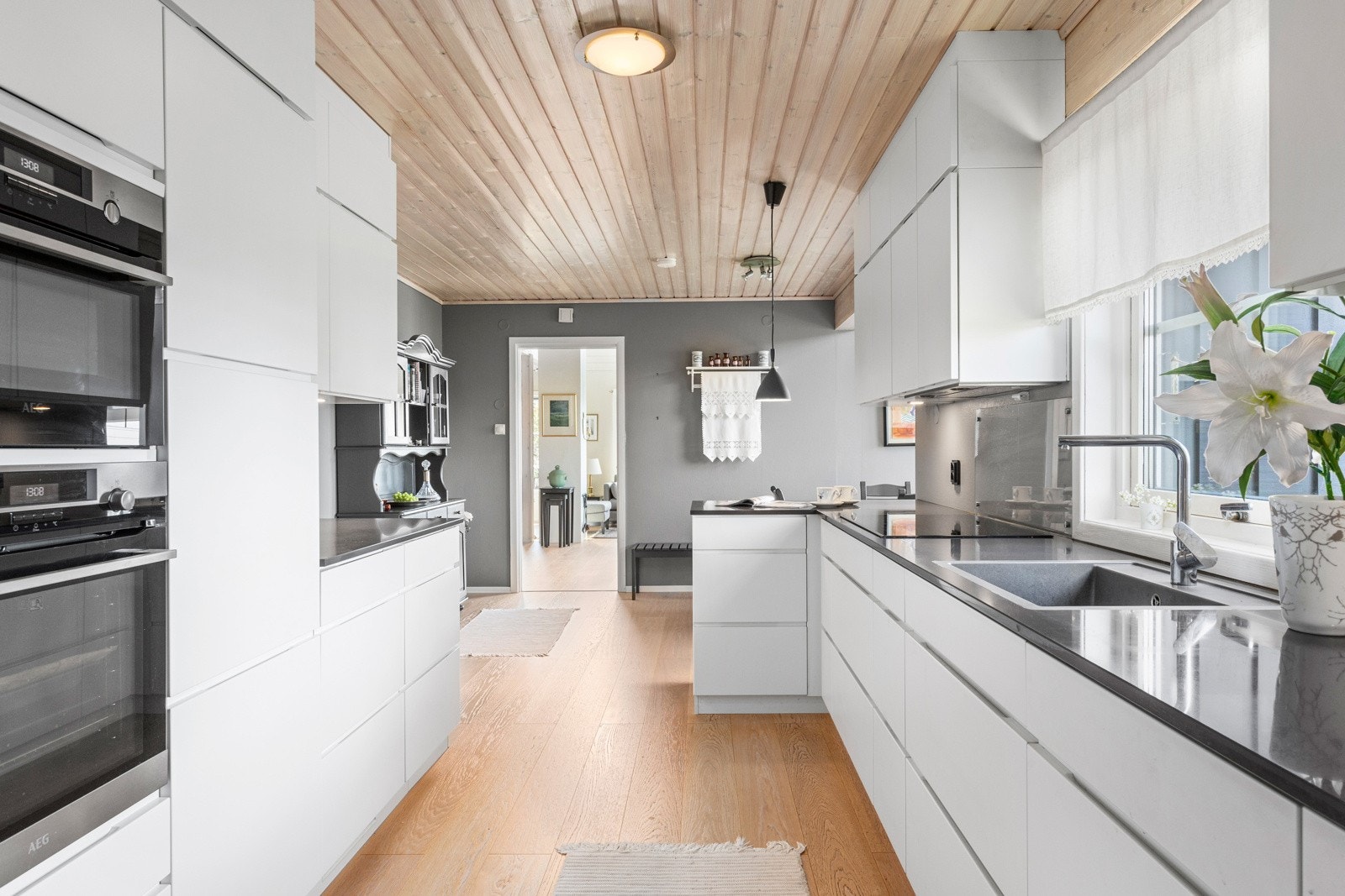 Selve innredningen er fra Kvik. Det er godt med oppbevaringsplass i en innredning med hvite glatte fronter. Galleribilde