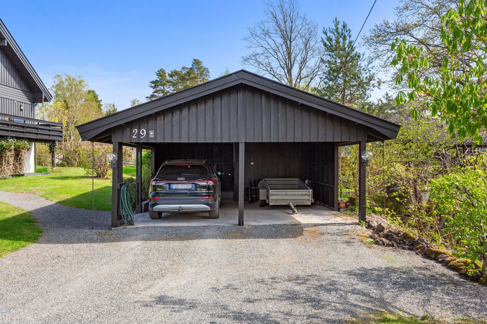 Parkering i dobbel carport med bod i bakkant. Galleribilde