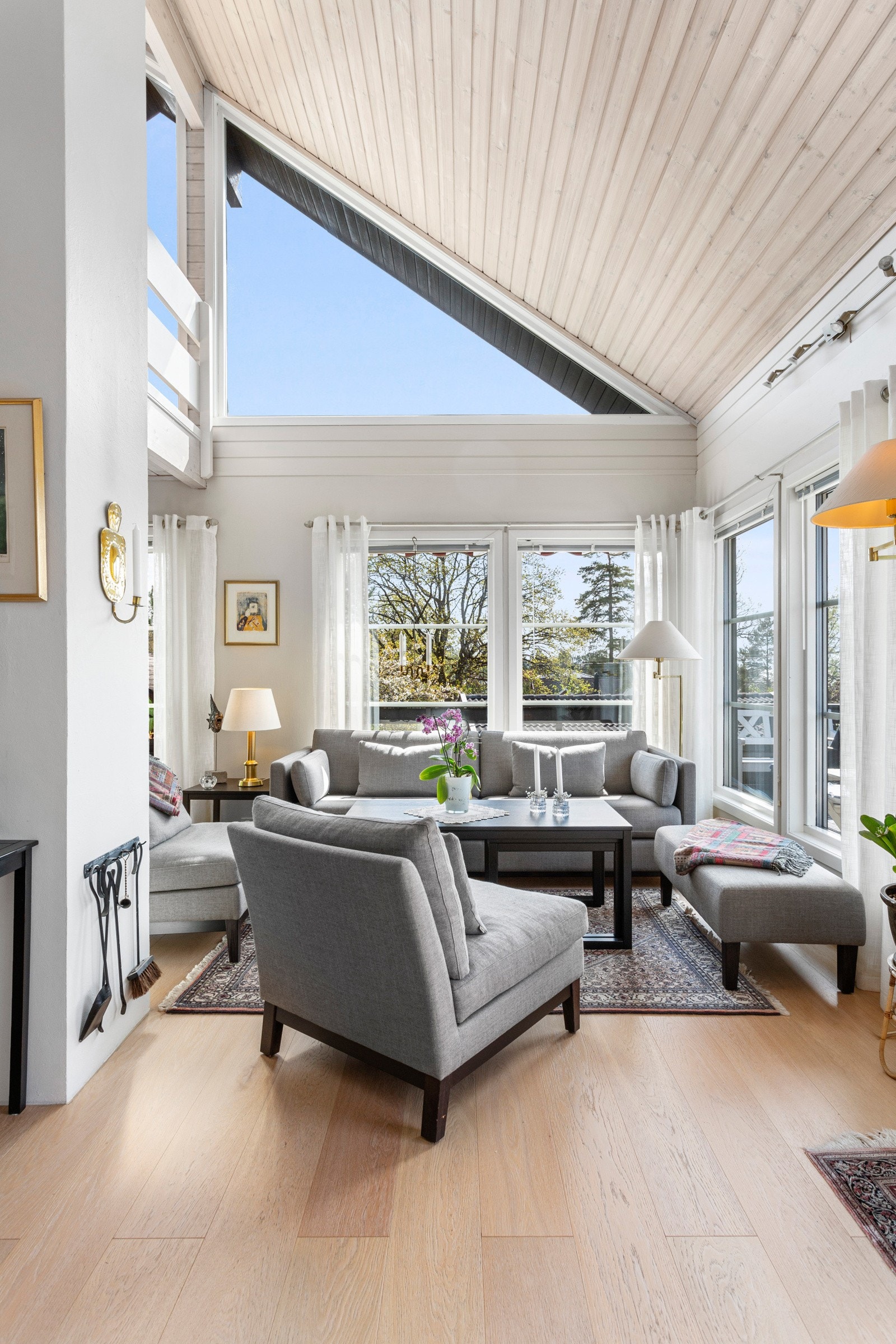 Rommet har svært god romfølelse, mye takket være den åpne løsningen opp mot mesaninen i 2. etasje. Galleribilde