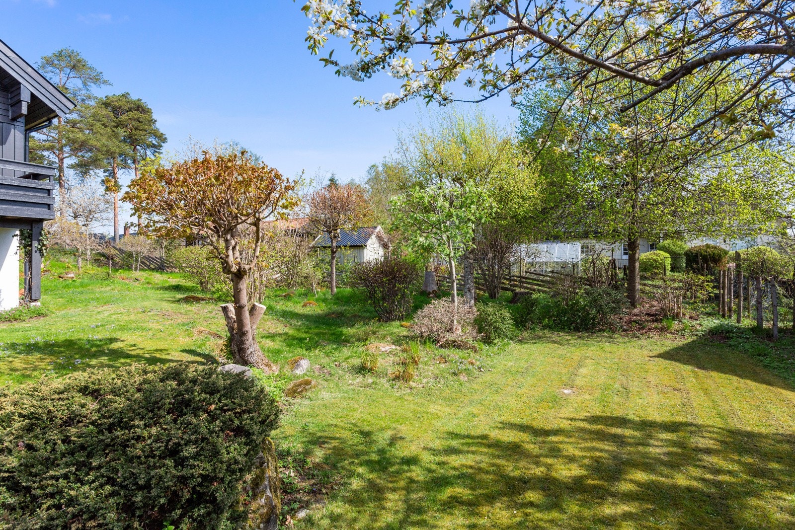 Med stor terrasse og flotte uteplasser gir det mulighet for sol, skygge og kjølende bris. Galleribilde