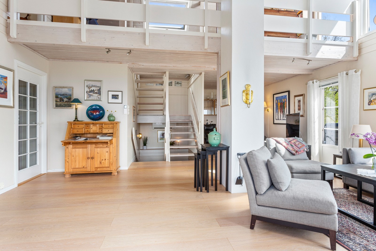 Stuen har flere soner med god plass til sittemøbler, spisebord og mediemøblement. Galleribilde