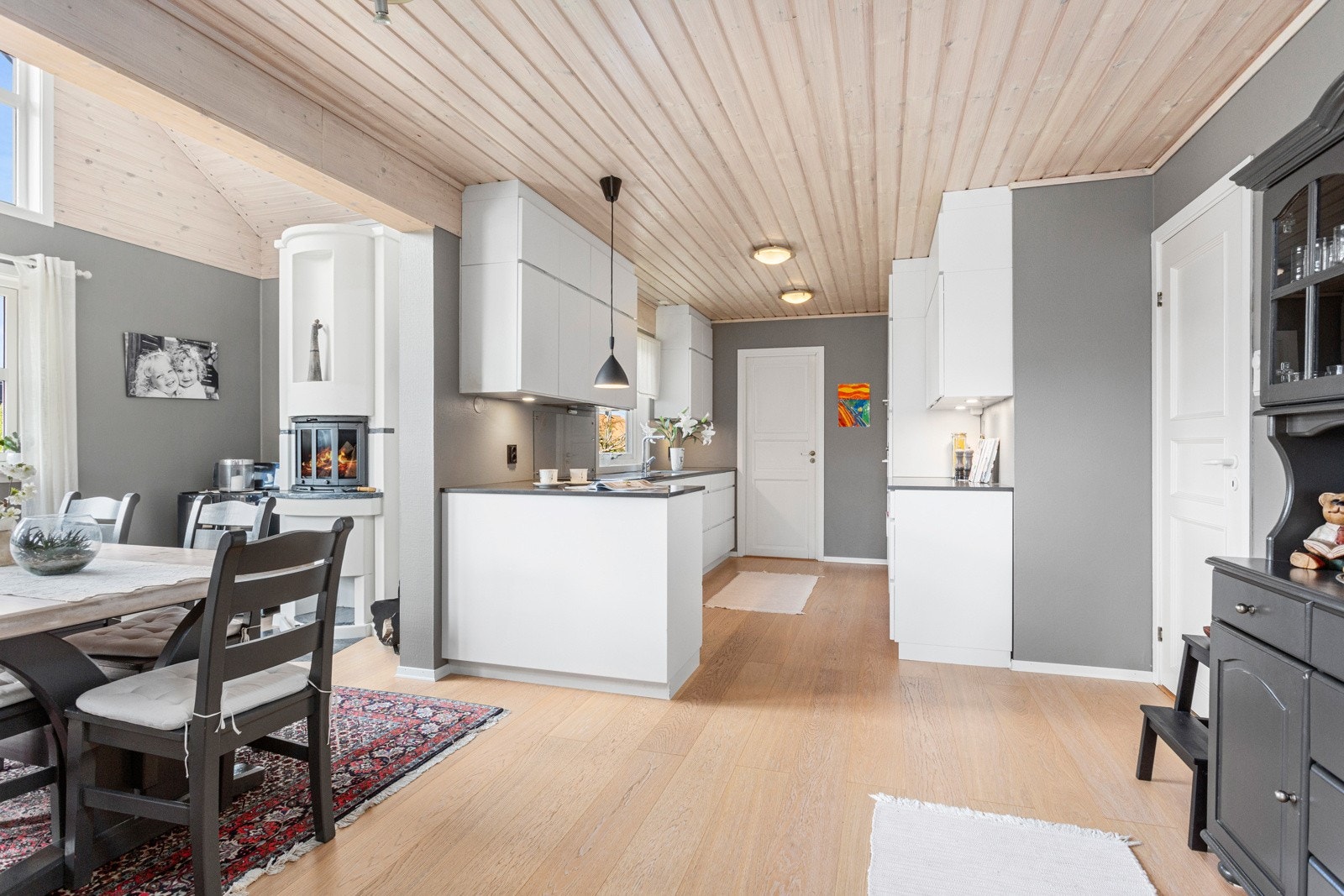 Sjelden har vi sett et så stort, flott og lyst kjøkken med så mange muligheter, og med peis har man både stemning og varme. Galleribilde