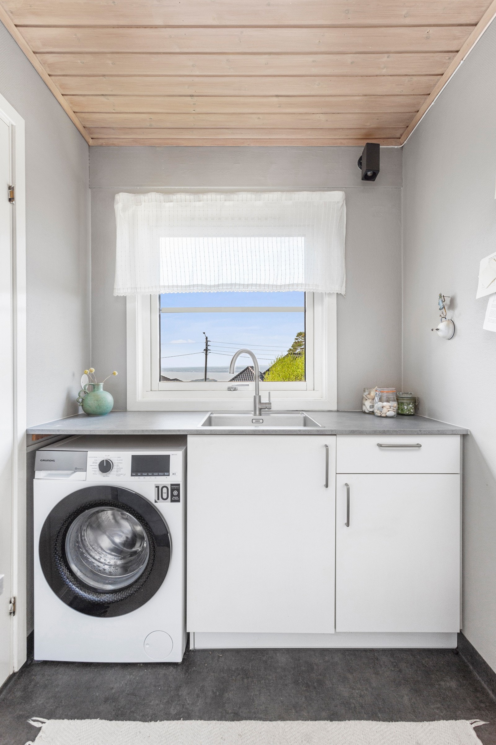 I bakkant av kjøkkenet ligger det praktiske vaskerommet. Galleribilde