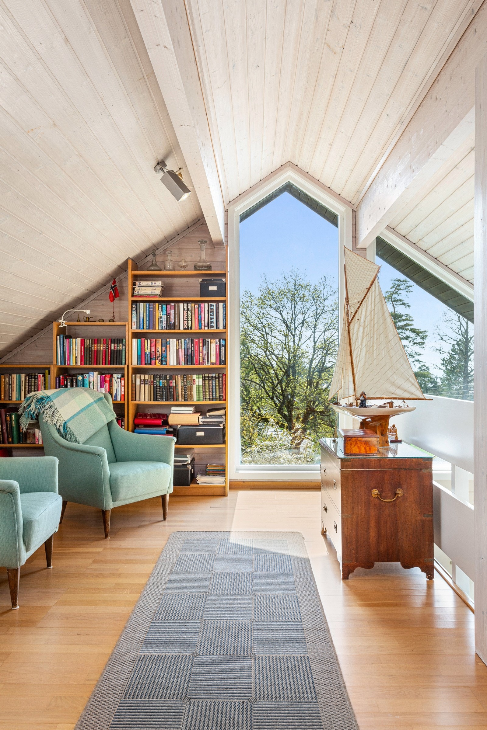 Det er to stuer i 2. etasje, begge spesielle på sitt vis. Galleribilde