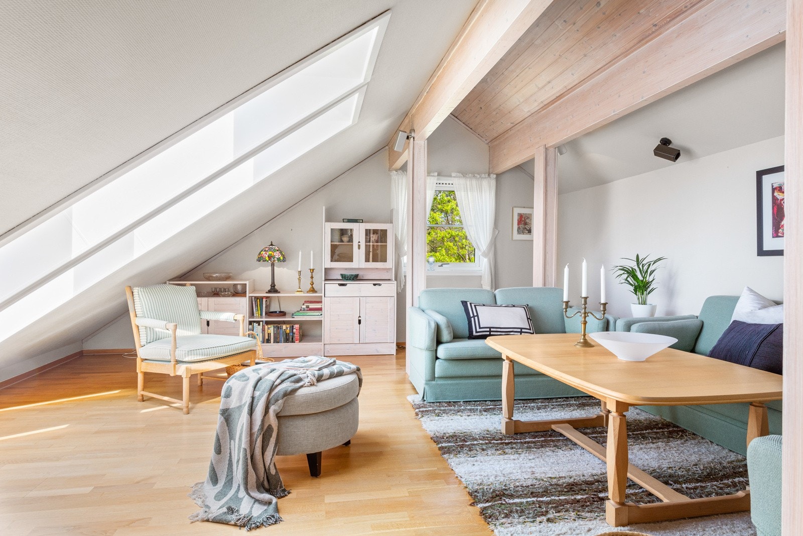 Denne stuen har to store takvinduer, og her kan man se på stjernehimmelen en skyfri kveld. Galleribilde