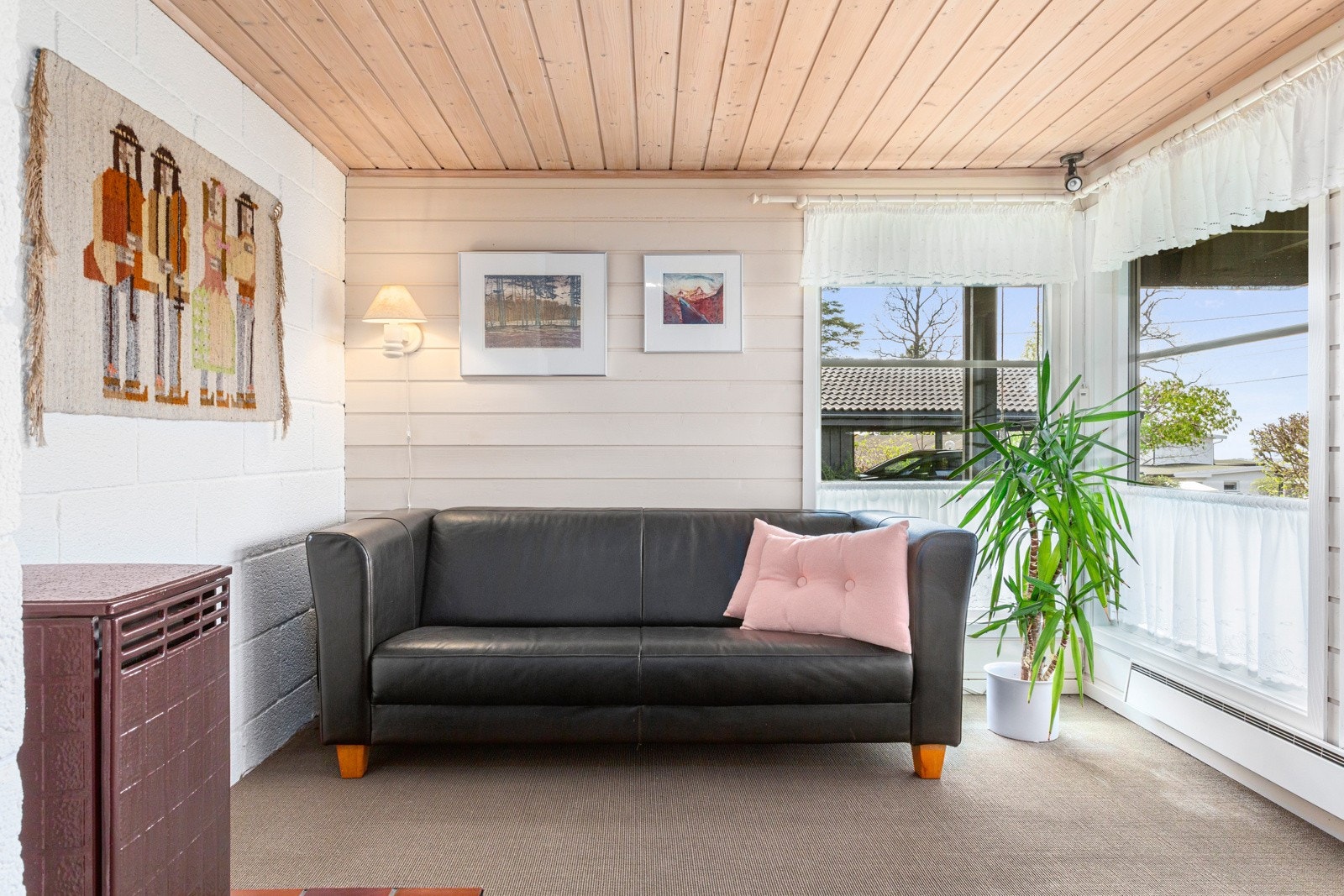 Er det ungdom i huset, kan de ha tilhold i boligens underetasje.Da har de soverom med tilgang til stue og bad. Galleribilde