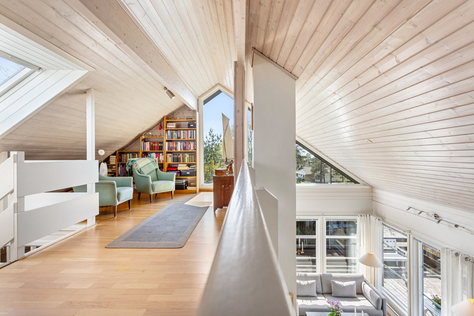 Utsynet er en ettertraktet adresse i et stille og rolig nabolag med flott sjøutsikt. Galleribilde