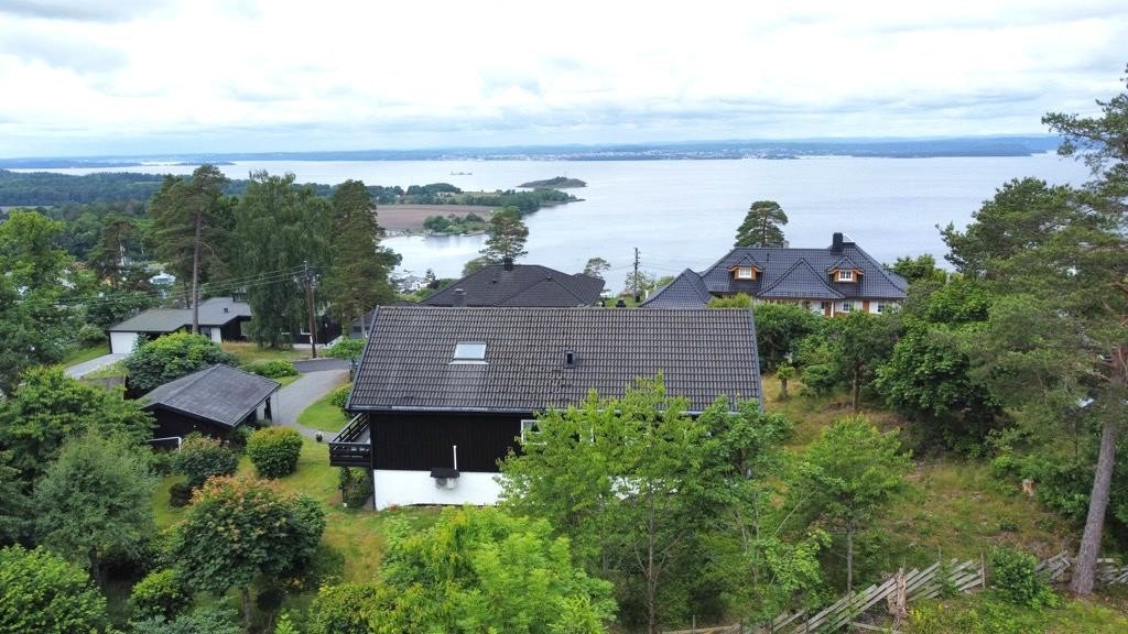 Dronebilde fra øs mot vest. Galleribilde