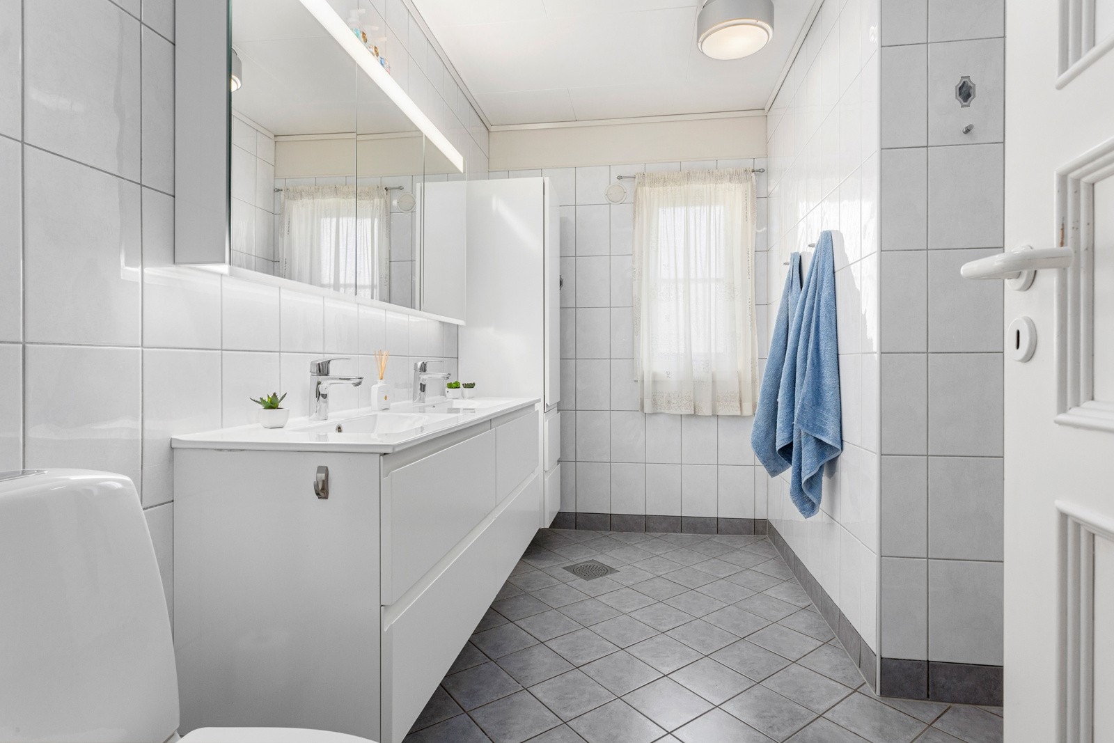 Det store badet i 1. etasje er fra år 2000. Galleribilde