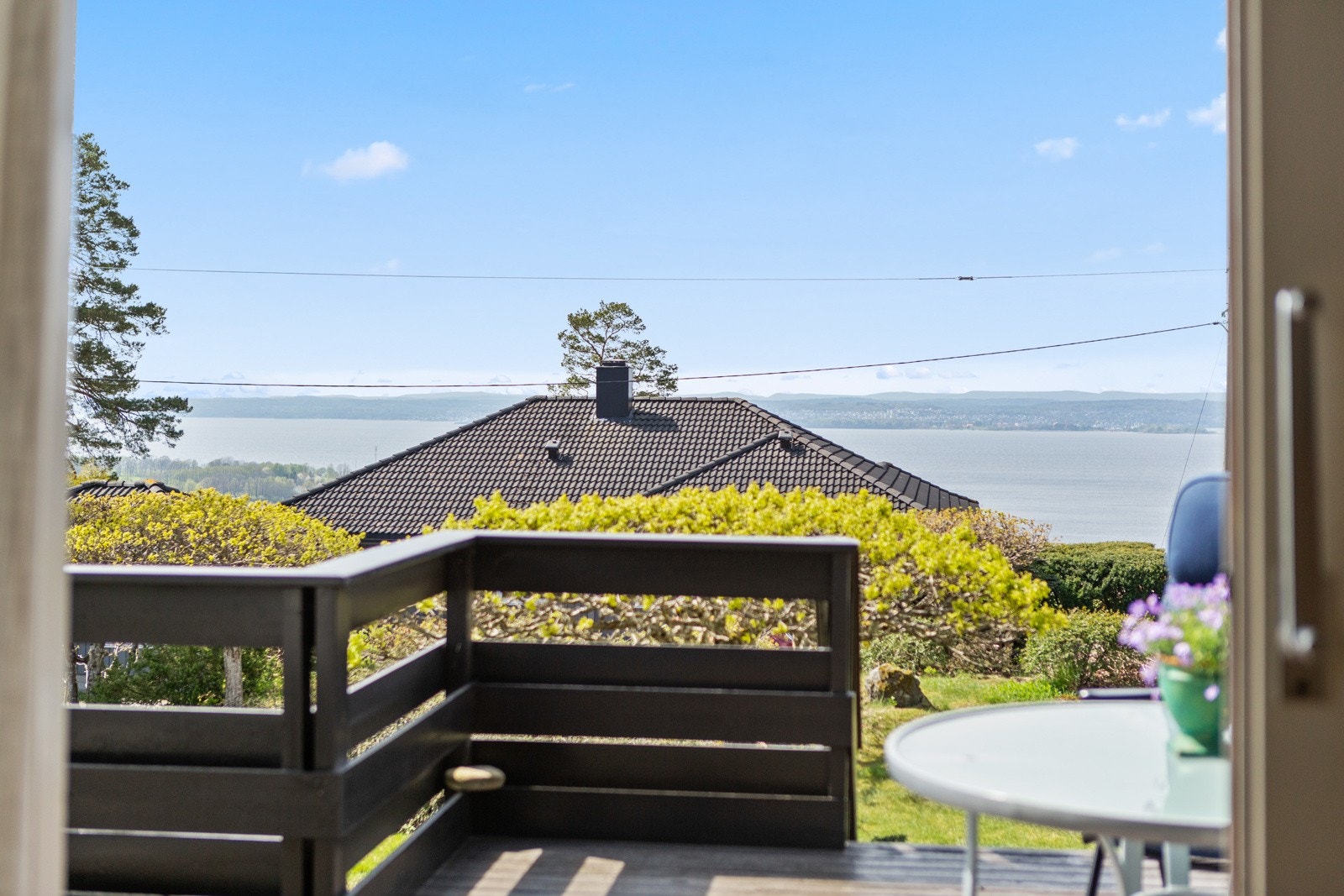 Velkommen til Utsynet 29. Eiendommen ligger godt skjermet for innsyn og har svært gode solforhold. Det er flott sjøutsikt fra boligen. Galleribilde
