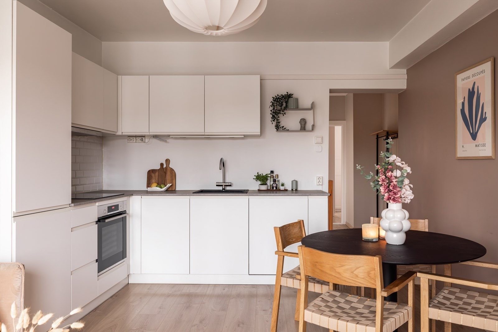 Stuen og kjøkkenet ligger i en åpen løsning noe som skaper en luftig og sosial romfølelse. Galleribilde