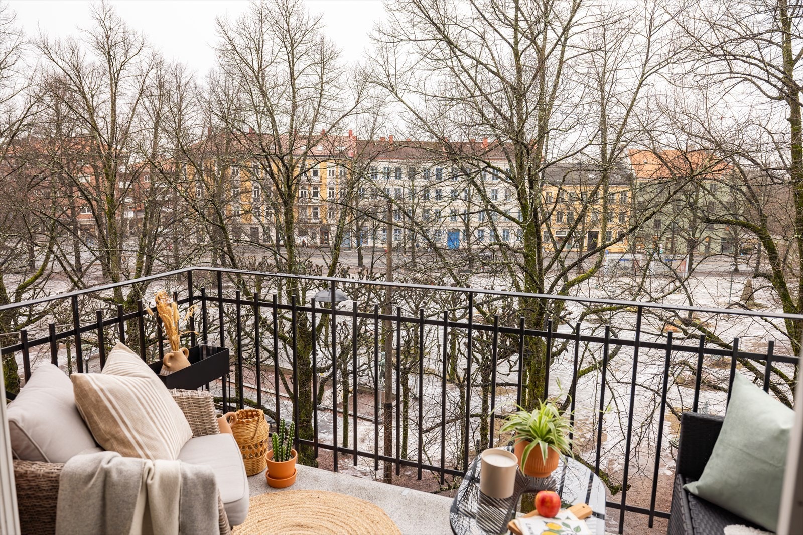 Leiligheten ligger luftig til i byggets 4.etasje med en herlig utsikt mot Gråbeinsletta, som byr på grønne omgivelser våren/sommer. Galleribilde