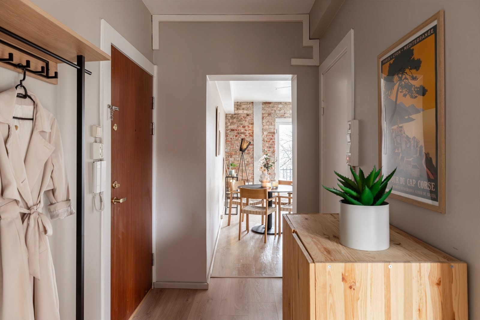 Her det god plass til oppbevaring av både jakker og sko. Galleribilde