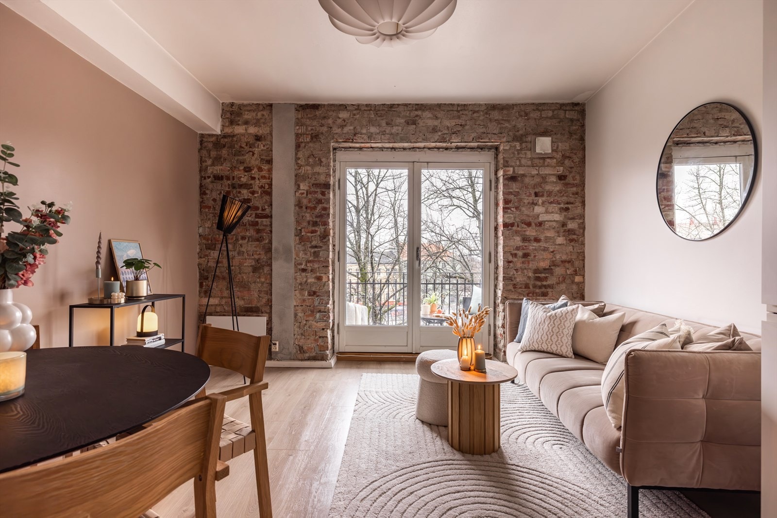 Leiligheten har en gjennomgående planløsning med god takhøyde, nyere malte vegger i lyse og delikate farger, samt pent laminatgulv i alle rom Galleribilde