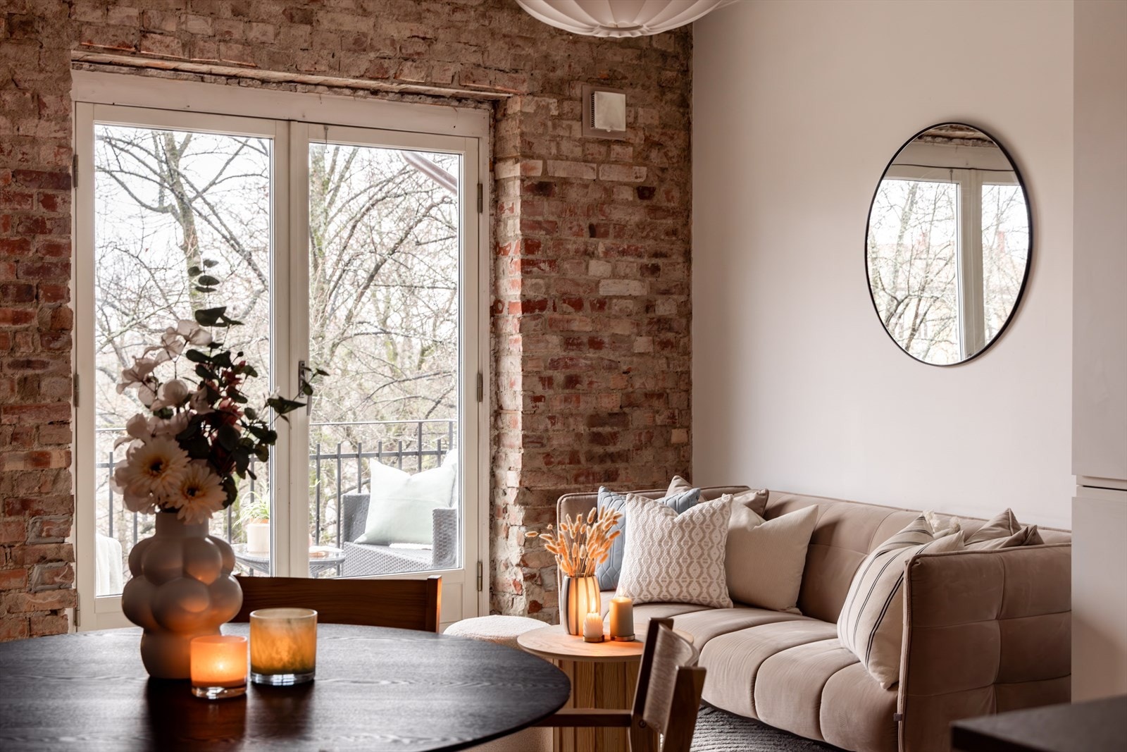 De flotte teglveggene tilfører karakter, mens store vindusflater sørger for rikelig med dagslys. En perfekt kombinasjon av stil og hygge. Galleribilde