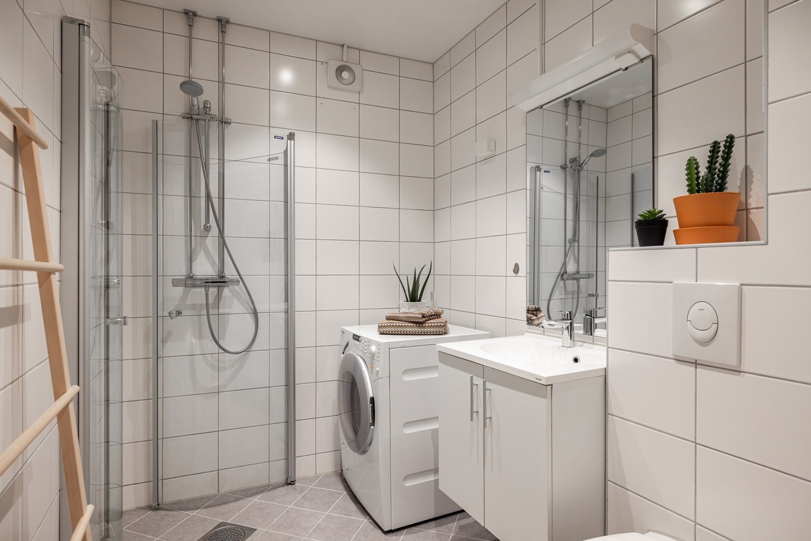 Lyst og pent flislagt bad pusset opp i regi av sameiet i 2017. Galleribilde