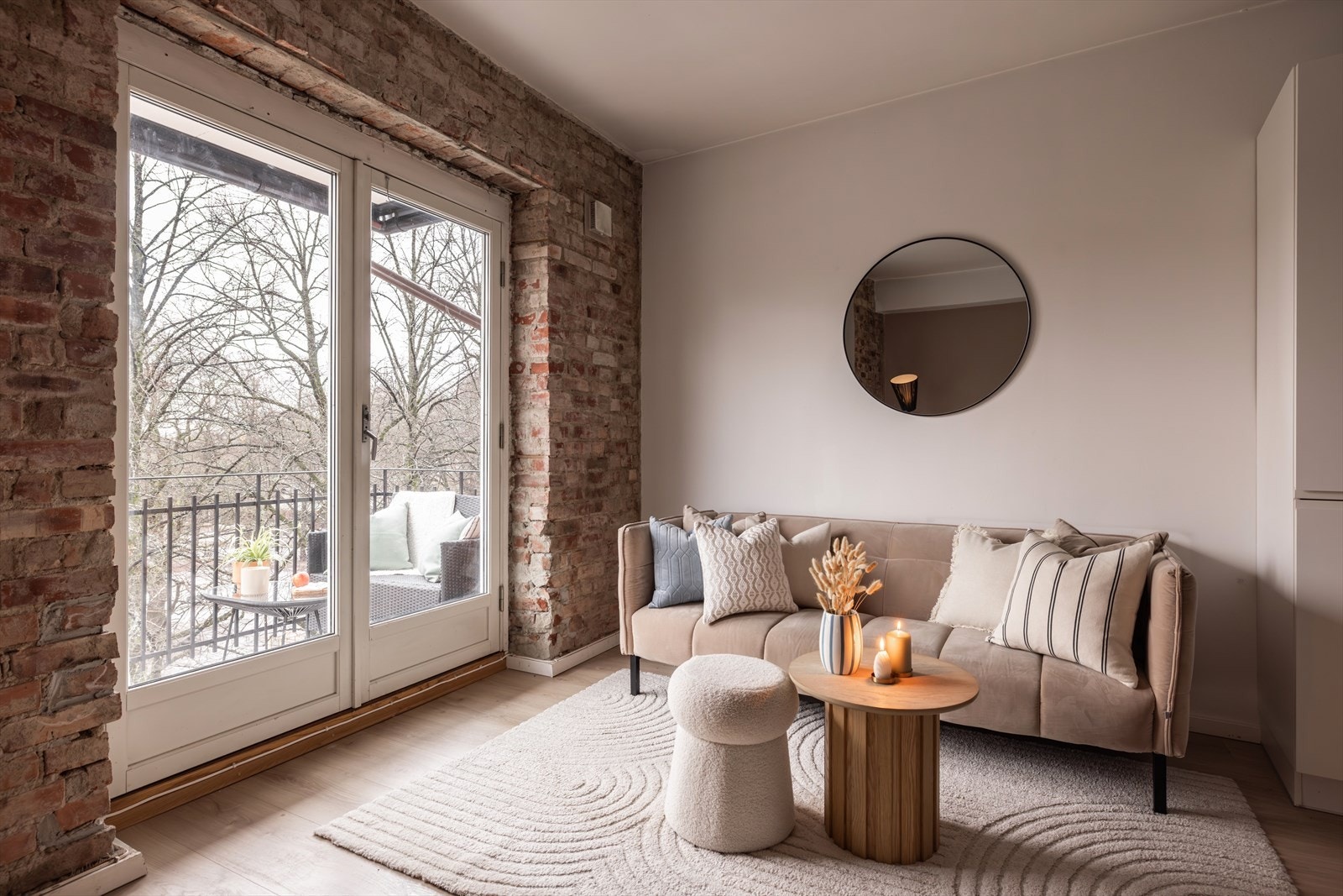 Stuen har gode innredningsmuligheter med god plass til sofa, tv-møbler og spisebord. Galleribilde