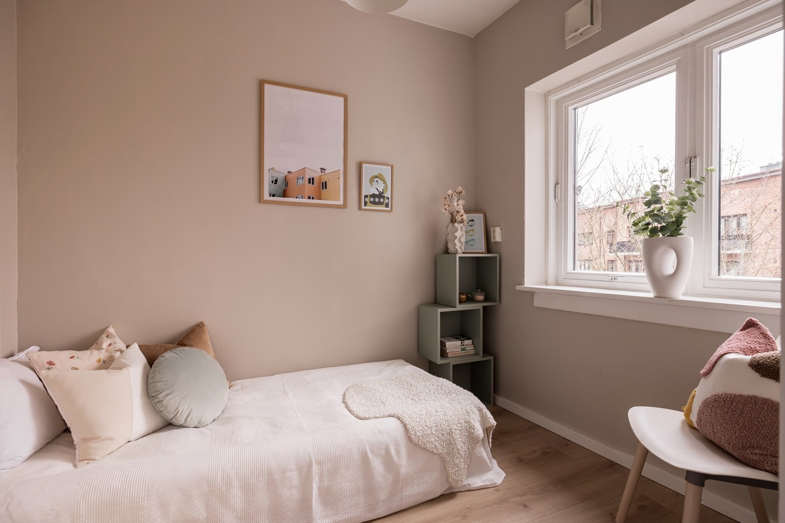 Det andre soverommet er malt i en delikat farge (2025) og vender ut mot bakgården. Rommet kan fint brukes som et gjesterom, barnerom eller kontor. Galleribilde