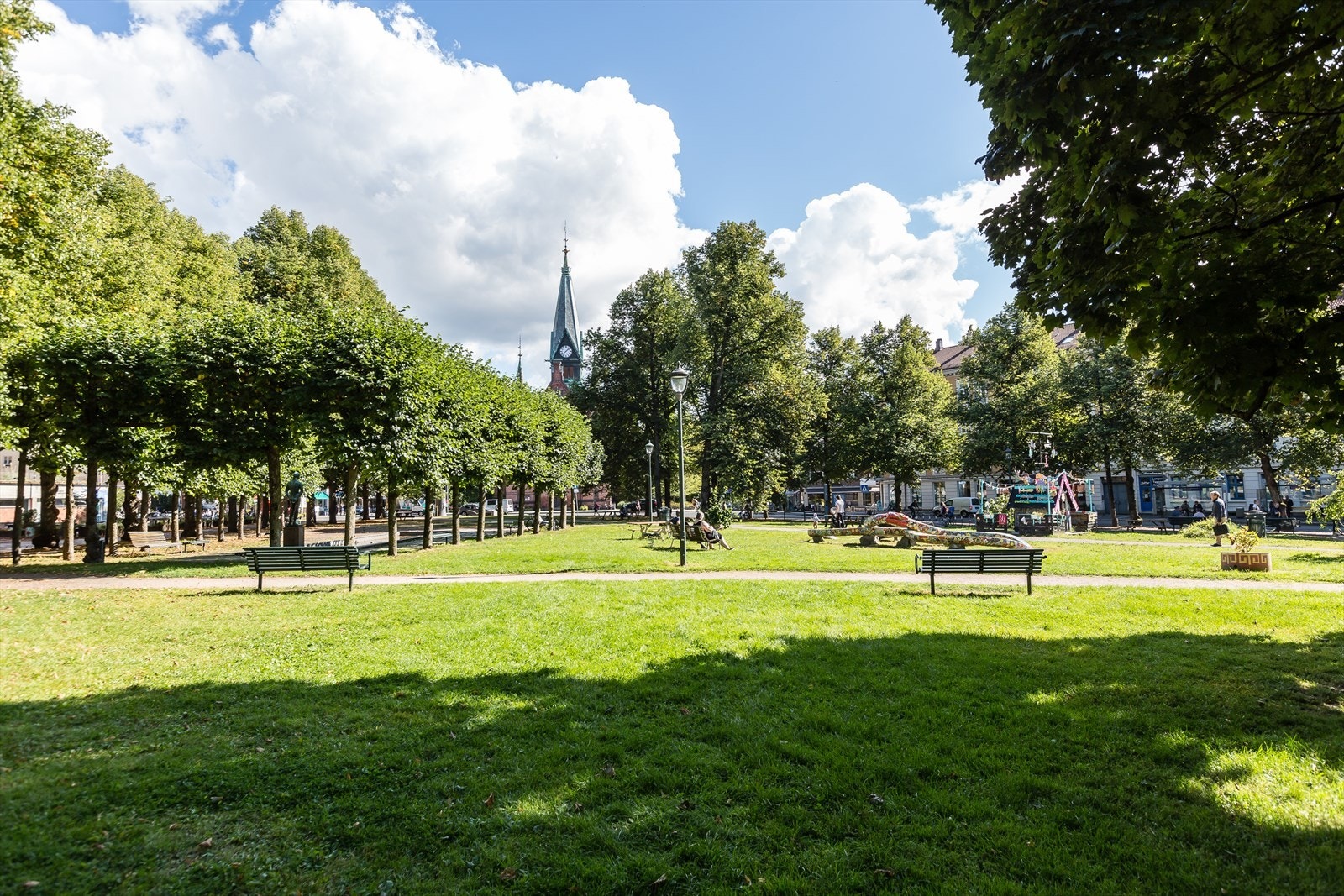 Gråbeinsletta, som ligger rett utenfor leiligheten tilbyr et stort, åpent område som er ideelt for ulike aktiviteter. På en varm sommerdag er det perfekt for en piknik, hvor du kan slappe av på gresset og nyte solen Galleribilde