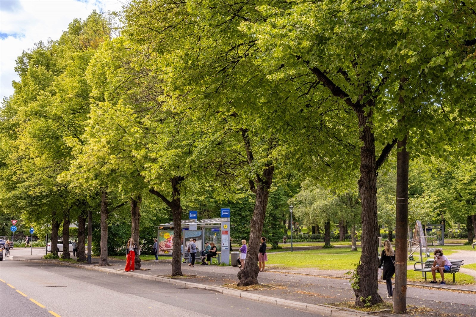 Sagene bussholdeplass gir deg tilgang til hele Oslo, med et bredt utvalg av kollektivtransport som tar deg dit du ønsker Galleribilde