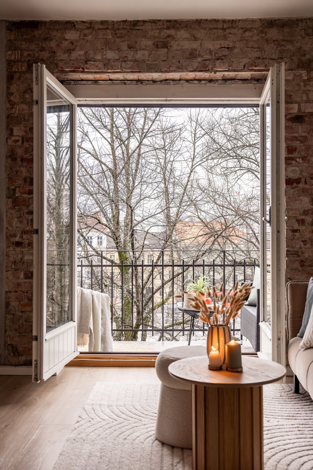 Fra stuen er det utgang til en herlig sydtvendt balkong på 4kvm! Galleribilde