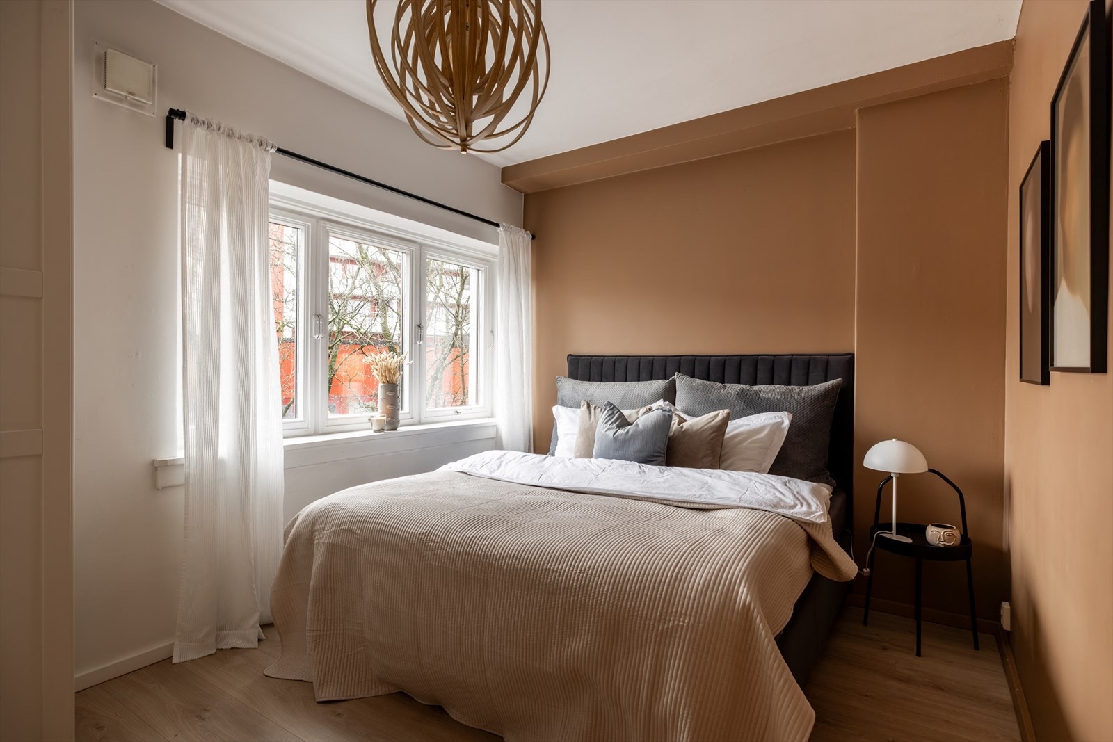 Hovedsoverommet vender ut mot bakgården og er malt i en varm fargetone noe som skaper en lun og rolig romfølelse. Galleribilde