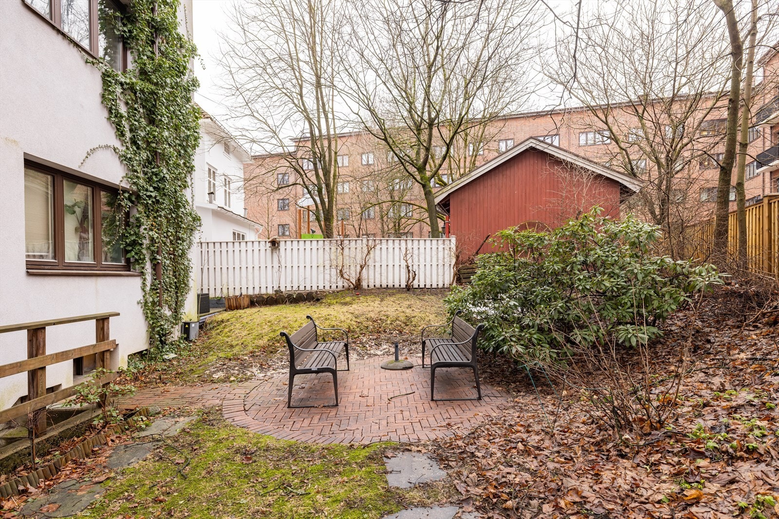 Hyggelig bakgård med sittegruppe og koselig grøntområde. Galleribilde