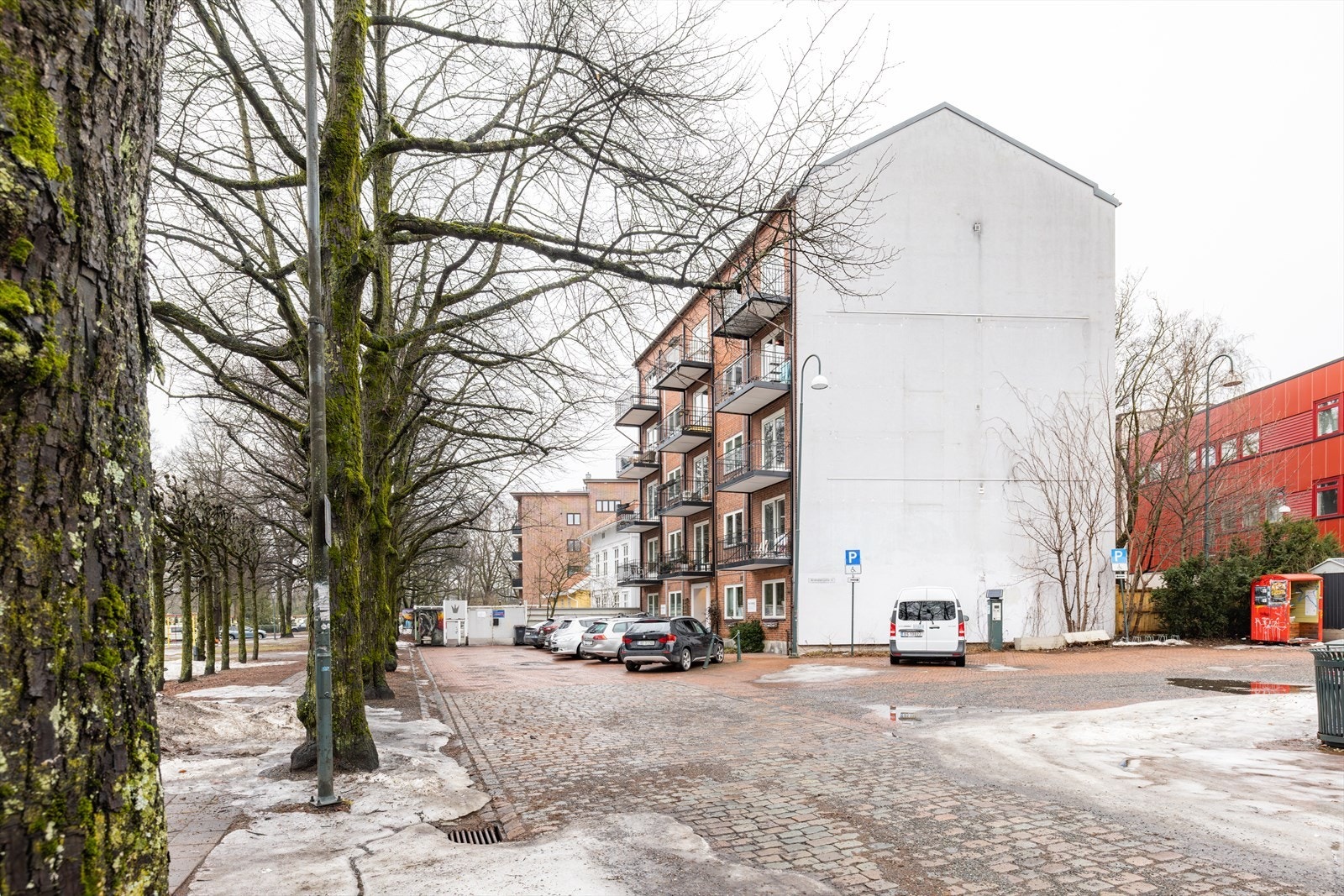 Rett utenfor er leiligheten er det syv gratis parkeringsplasser for beboerne, hvor "førstemann til mølla"- prinsippet gjelder Galleribilde