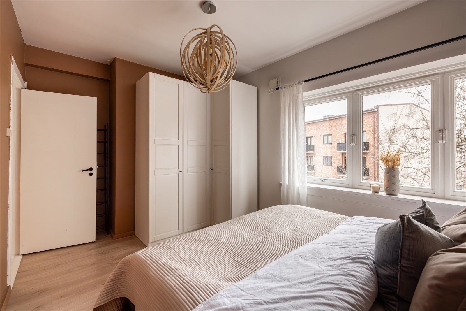 Det er godt med oppbevaringsplass i medfølgende Pax garderobeskap. Galleribilde