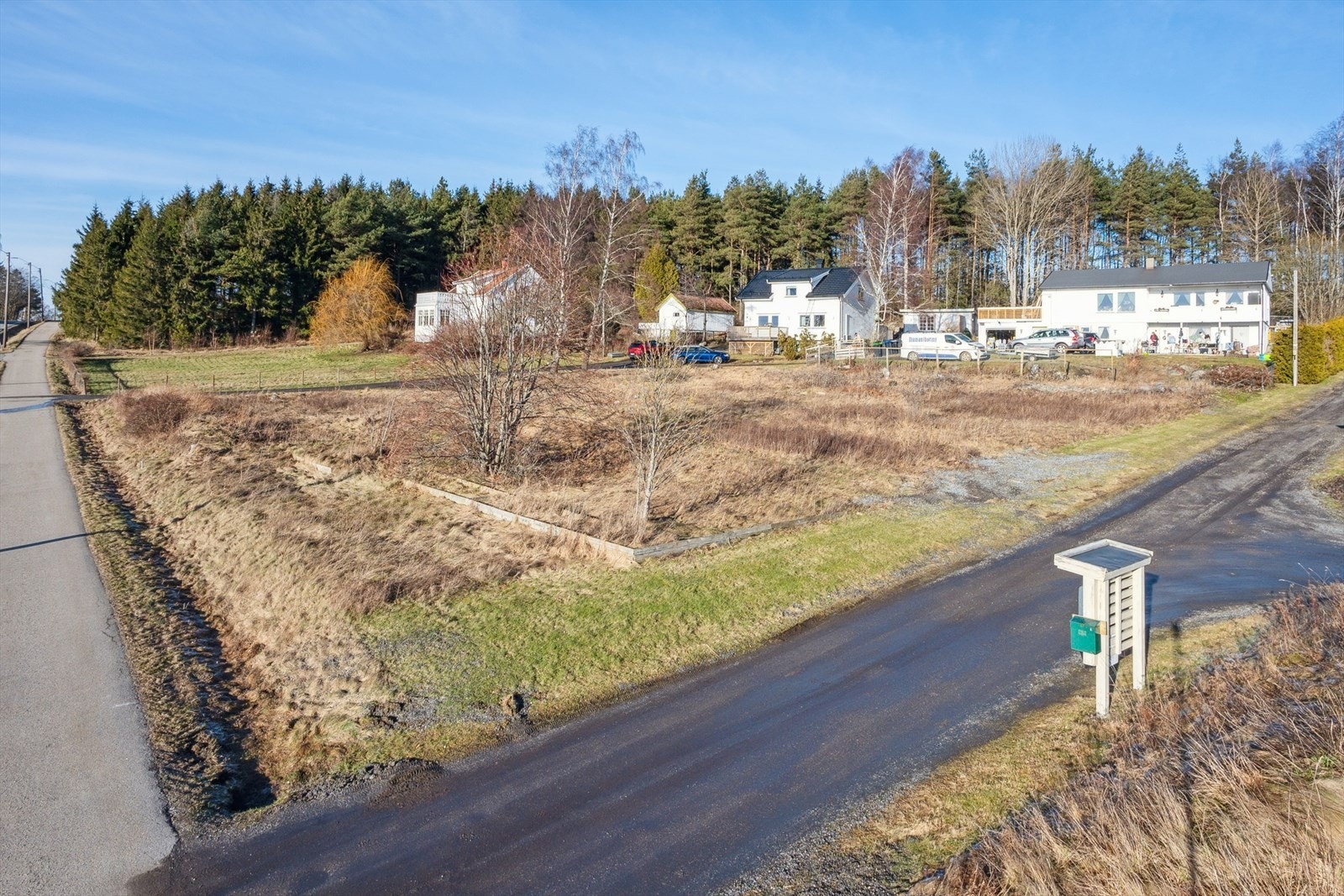 Det er en råtomt, og det må påregnes kostnader for anleggsarbeid og opparbeidelse av tomten. Galleribilde