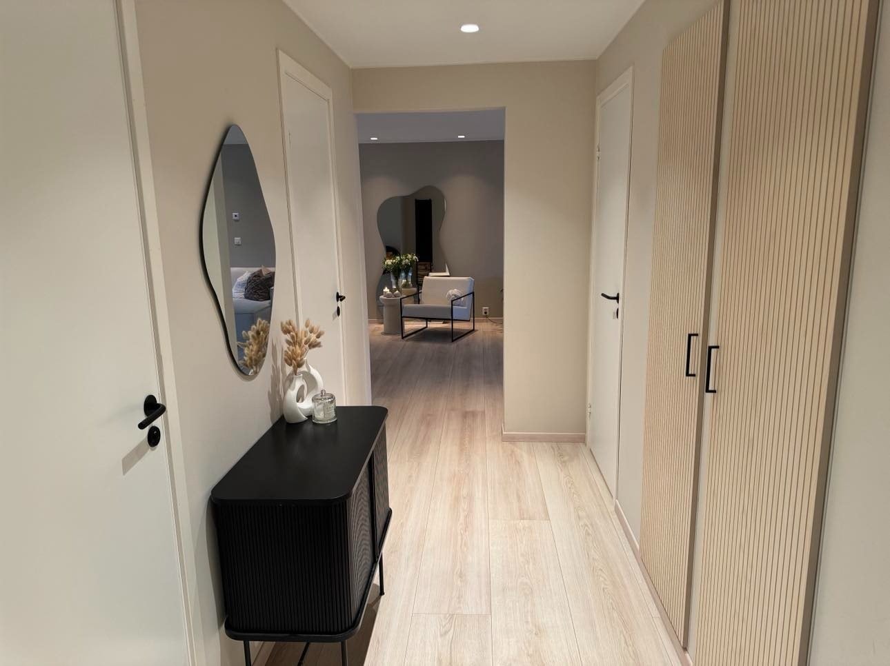 Entre med innebygd garderobe. Galleribilde