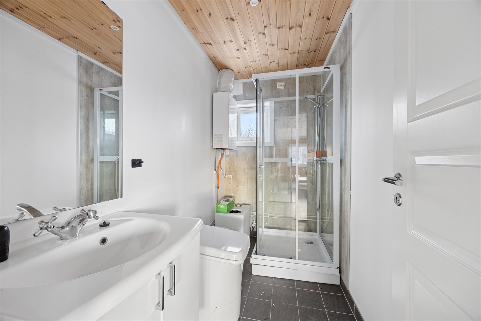 Badet er fra byggeåret med våtromsplater og malte plater/strier på veggene. Himlingen er i trepanel, og gulvet er flislagt. Badet har en nedfelt servant, Cinderella-toalett og dusjkabinett. Galleribilde