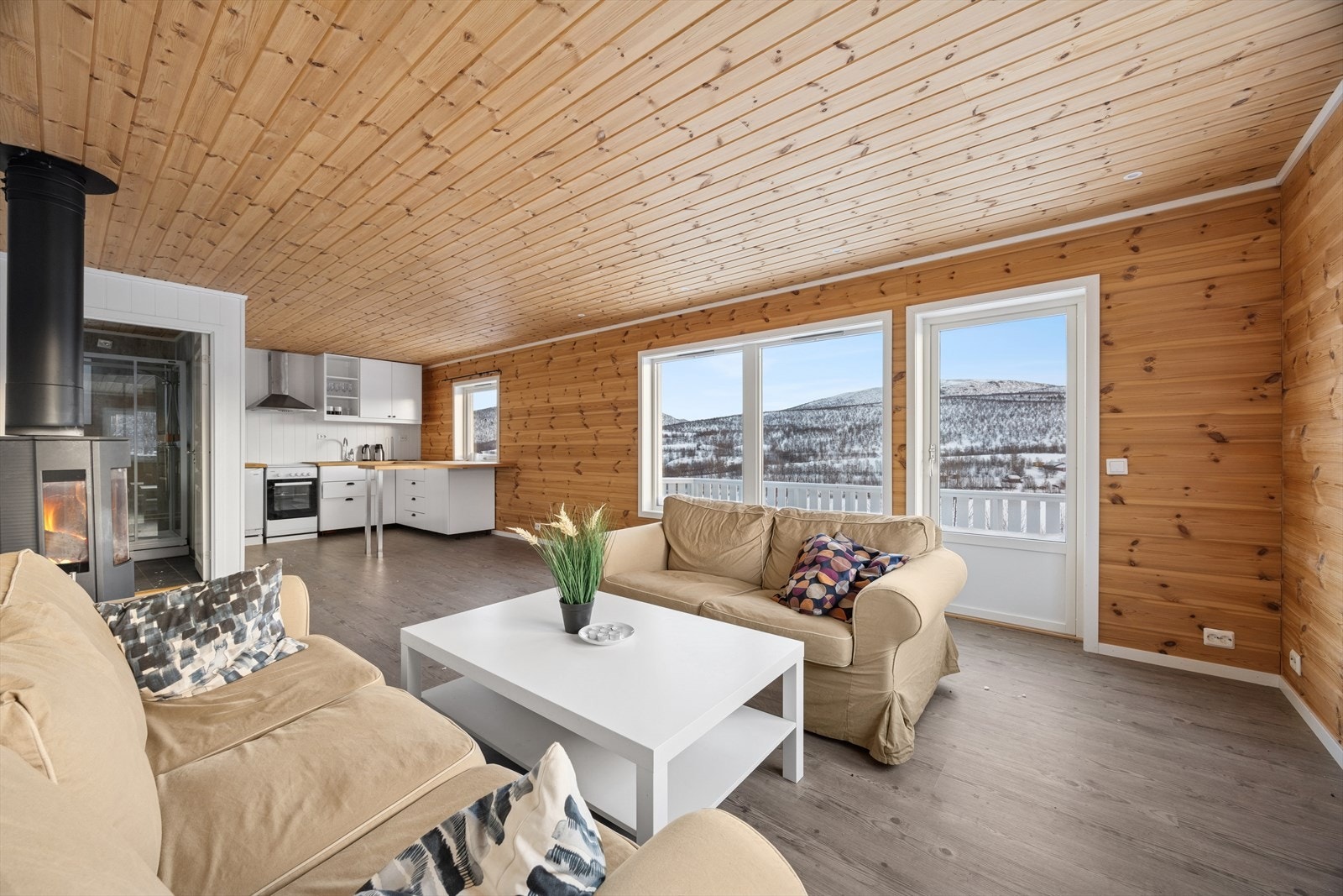 Stuen er av god størrelse, og har god plass til møblering i flere soner. Galleribilde